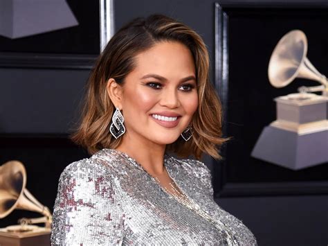 Chrissy Teigen poses totally nude in steamy mirror selfie